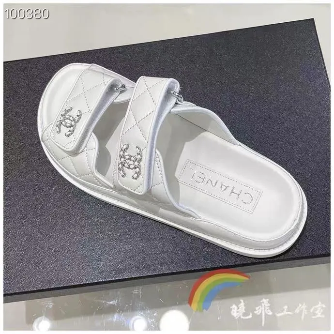 👟👟Ex-factory price 480👟👟 𝑐ℎ𝒶𝓃𝓮𝓁 2024 early spring latest season new Velcro slippers ————————————❤ European purchasing agent & fragrance grandma’s new fashion latest layout 🔛 Small fragrance sandals that exude lasting charm ~ The original development supports any comparison in the market 🆚The so-called smooth and natural lines To restore the original look, many celebrities have recommended it as one of the must-have items for spring. It is super comfortable on the feet! [Top version] ⚫ Size: 35-41 ⚫ Color: white